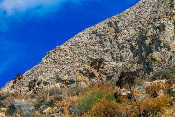 Santorini Adası, Perissa, Yunanistan - 17 Ekim 2021 Santorini 'de Antik Thira yürüyüş yolu, Perissa' ya giden antik yol sizi Profitis Elias ve Mesa Vouno 'nun zirvesine çıkarır.