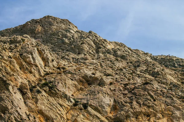 Santorini Adası, Perissa, Yunanistan - 17 Ekim 2021 Santorini 'de Antik Thira yürüyüş yolu, Perissa' ya giden antik yol sizi Profitis Elias ve Mesa Vouno 'nun zirvesine çıkarır.