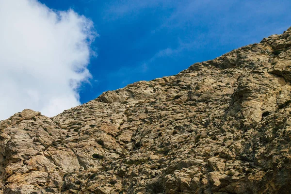 Santorini Adası, Perissa, Yunanistan - 17 Ekim 2021 Santorini 'de Antik Thira yürüyüş yolu, Perissa' ya giden antik yol sizi Profitis Elias ve Mesa Vouno 'nun zirvesine çıkarır.