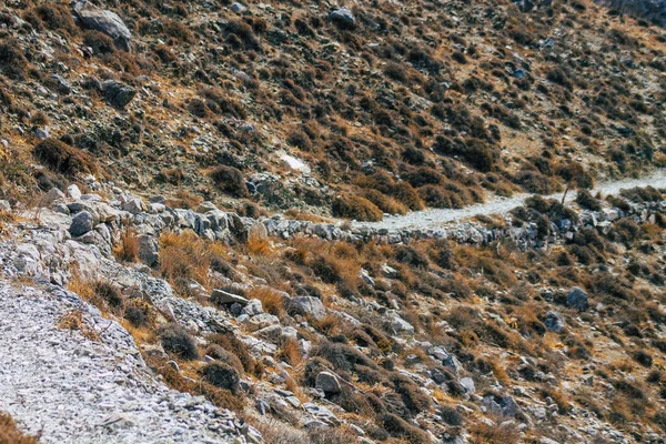 Santorini Adası, Perissa, Yunanistan - 17 Ekim 2021 Santorini 'de Antik Thira yürüyüş yolu, Perissa' ya giden antik yol sizi Profitis Elias ve Mesa Vouno 'nun zirvesine çıkarır.