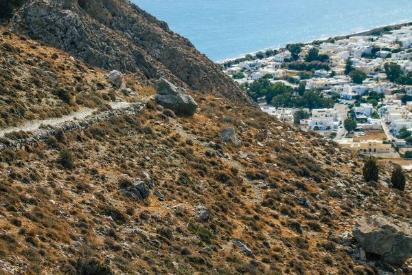 Santorini Adası, Perissa, Yunanistan - 17 Ekim 2021 Santorini 'de Antik Thira yürüyüş yolu, Perissa' ya giden antik yol sizi Profitis Elias ve Mesa Vouno 'nun zirvesine çıkarır.