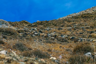 Santorini Adası, Perissa, Yunanistan - 17 Ekim 2021 Santorini 'de Antik Thira yürüyüş yolu, Perissa' ya giden antik yol sizi Profitis Elias ve Mesa Vouno 'nun zirvesine çıkarır.