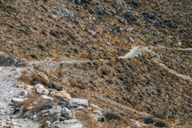 Santorini Adası, Perissa, Yunanistan - 17 Ekim 2021 Santorini 'de Antik Thira yürüyüş yolu, Perissa' ya giden antik yol sizi Profitis Elias ve Mesa Vouno 'nun zirvesine çıkarır.