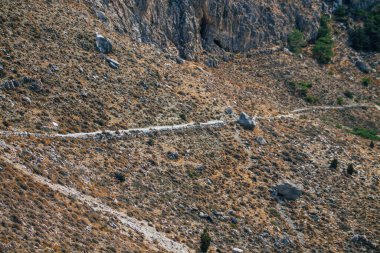 Santorini Adası, Perissa, Yunanistan - 17 Ekim 2021 Santorini 'de Antik Thira yürüyüş yolu, Perissa' ya giden antik yol sizi Profitis Elias ve Mesa Vouno 'nun zirvesine çıkarır.