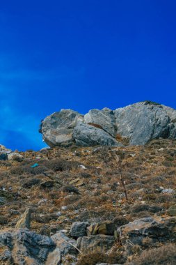 Santorini Adası, Perissa, Yunanistan - 17 Ekim 2021 Santorini 'de Antik Thira yürüyüş yolu, Perissa' ya giden antik yol sizi Profitis Elias ve Mesa Vouno 'nun zirvesine çıkarır.