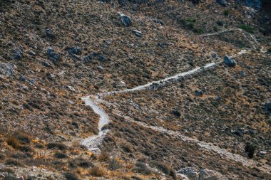 Santorini Adası, Perissa, Yunanistan - 17 Ekim 2021 Santorini 'de Antik Thira yürüyüş yolu, Perissa' ya giden antik yol sizi Profitis Elias ve Mesa Vouno 'nun zirvesine çıkarır.