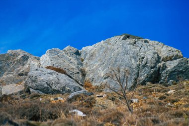 Santorini Adası, Perissa, Yunanistan - 17 Ekim 2021 Santorini 'de Antik Thira yürüyüş yolu, Perissa' ya giden antik yol sizi Profitis Elias ve Mesa Vouno 'nun zirvesine çıkarır.