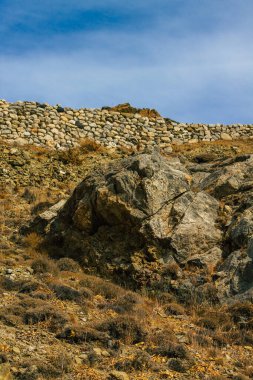 Santorini Adası, Perissa, Yunanistan - 17 Ekim 2021 Santorini 'de Antik Thira yürüyüş yolu, Perissa' ya giden antik yol sizi Profitis Elias ve Mesa Vouno 'nun zirvesine çıkarır.
