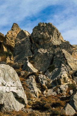 Santorini Adası, Perissa, Yunanistan - 17 Ekim 2021 Santorini 'de Antik Thira yürüyüş yolu, Perissa' ya giden antik yol sizi Profitis Elias ve Mesa Vouno 'nun zirvesine çıkarır.