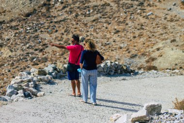 Santorini Adası, Perissa, Yunanistan - 17 Ekim 2021 Santorini 'de Antik Thira yürüyüş yolu, Perissa' ya giden antik yol sizi Profitis Elias ve Mesa Vouno 'nun zirvesine çıkarır.