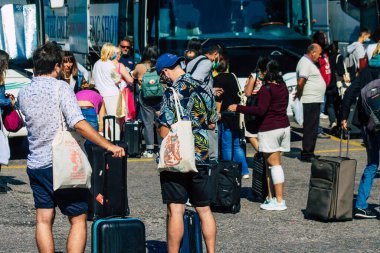 Santorini, Fira, Yunanistan - 20 Ekim 2021 Otobüs durağındaki turist kalabalığı, tüm otobüsler ayrılıp güzergahlarını, adanın kuzey ve güney uçlarını kapsayan 6 durak