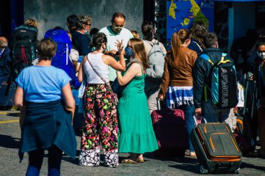 Santorini, Fira, Yunanistan - 20 Ekim 2021 Otobüs durağındaki turist kalabalığı, tüm otobüsler ayrılıp güzergahlarını, adanın kuzey ve güney uçlarını kapsayan 6 durak