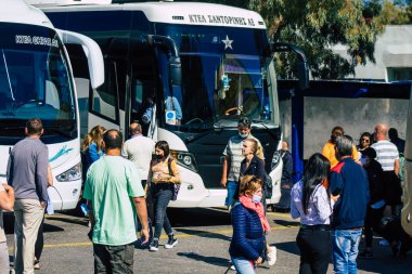 Santorini, Fira, Yunanistan - 20 Ekim 2021 Otobüs durağındaki turist kalabalığı, tüm otobüsler ayrılıp güzergahlarını, adanın kuzey ve güney uçlarını kapsayan 6 durak