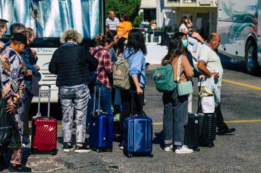 Santorini, Fira, Yunanistan - 20 Ekim 2021 Otobüs durağındaki turist kalabalığı, tüm otobüsler ayrılıp güzergahlarını, adanın kuzey ve güney uçlarını kapsayan 6 durak