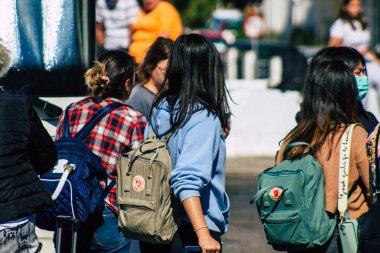 Santorini, Fira, Yunanistan - 20 Ekim 2021 Otobüs durağındaki turist kalabalığı, tüm otobüsler ayrılıp güzergahlarını, adanın kuzey ve güney uçlarını kapsayan 6 durak