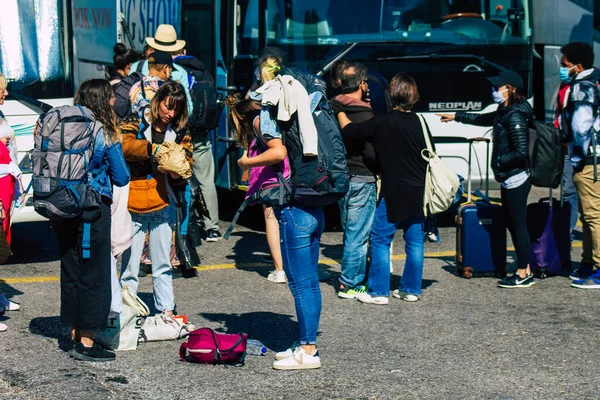 2021年10月20日ギリシャ フィラ島サントリーニ島バスステーションの観光客の群衆は すべてのバスが出発し 島の空港 北と南の端を含む6つの目的地 彼らのルートを終了します — ストック写真