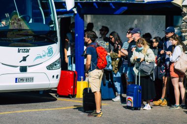 Santorini, Fira, Yunanistan - 20 Ekim 2021 Otobüs durağındaki turist kalabalığı, tüm otobüsler ayrılıp güzergahlarını, adanın kuzey ve güney uçlarını kapsayan 6 durak