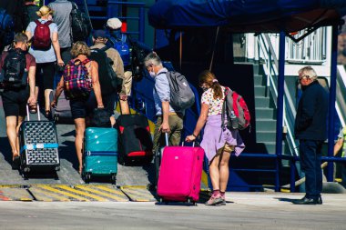 Santorini, Yunanistan - 20 Ekim 2021 Santorini adasında ayrılan turist kalabalığı, Sejetler 'in yüksek süratli tekneleri bu geçişi Pire limanından 5 saat mesafede yapan feribotlardır.