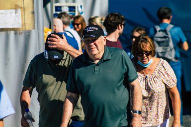 Santorini, Fira, Yunanistan - 20 Ekim 2021 Otobüs durağındaki turist kalabalığı, tüm otobüsler ayrılıp güzergahlarını, adanın kuzey ve güney uçlarını kapsayan 6 durak