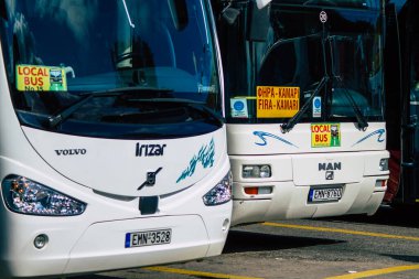 Santorini, Fira, Yunanistan - 20 Ekim 2021 Otobüs durağındaki tüm otobüsler kalkıyor ve rotalarını tamamlıyorlar, adanın kuzey ve güney uçlarında havaalanı da dahil olmak üzere sadece 6 varış noktası var.