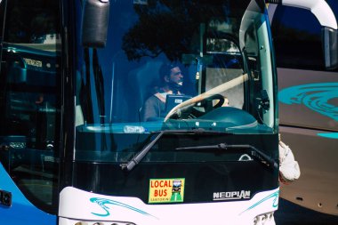 Santorini, Fira, Yunanistan - 20 Ekim 2021 Otobüs durağındaki tüm otobüsler kalkıyor ve rotalarını tamamlıyorlar, adanın kuzey ve güney uçlarında havaalanı da dahil olmak üzere sadece 6 varış noktası var.
