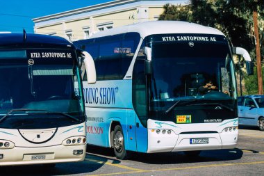 Santorini, Fira, Yunanistan - 20 Ekim 2021 Otobüs durağındaki tüm otobüsler kalkıyor ve rotalarını tamamlıyorlar, adanın kuzey ve güney uçlarında havaalanı da dahil olmak üzere sadece 6 varış noktası var.