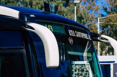 Santorini, Fira, Yunanistan - 20 Ekim 2021 Otobüs durağındaki tüm otobüsler kalkıyor ve rotalarını tamamlıyorlar, adanın kuzey ve güney uçlarında havaalanı da dahil olmak üzere sadece 6 varış noktası var.