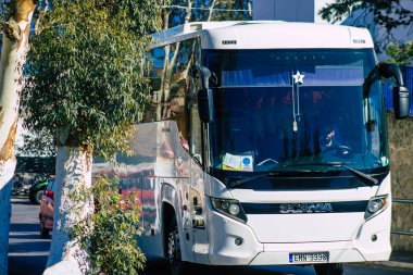 Santorini, Fira, Yunanistan - 20 Ekim 2021 Otobüs durağındaki tüm otobüsler kalkıyor ve rotalarını tamamlıyorlar, adanın kuzey ve güney uçlarında havaalanı da dahil olmak üzere sadece 6 varış noktası var.