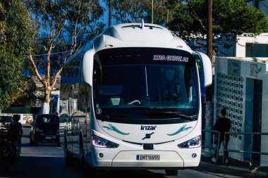 Santorini, Fira, Yunanistan - 20 Ekim 2021 Otobüs durağındaki tüm otobüsler kalkıyor ve rotalarını tamamlıyorlar, adanın kuzey ve güney uçlarında havaalanı da dahil olmak üzere sadece 6 varış noktası var.