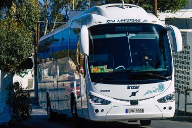 Santorini, Fira, Yunanistan - 20 Ekim 2021 Otobüs durağındaki tüm otobüsler kalkıyor ve rotalarını tamamlıyorlar, adanın kuzey ve güney uçlarında havaalanı da dahil olmak üzere sadece 6 varış noktası var.
