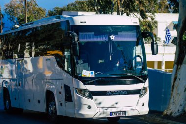 Santorini, Fira, Yunanistan - 20 Ekim 2021 Otobüs durağındaki tüm otobüsler kalkıyor ve rotalarını tamamlıyorlar, adanın kuzey ve güney uçlarında havaalanı da dahil olmak üzere sadece 6 varış noktası var.