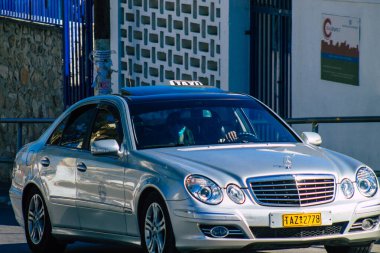 Santorini, Fira, Yunanistan - 20 Ekim 2021 Coronavirus salgını sırasında Fira sokaklarında sürerken, maske takmak zorunludur