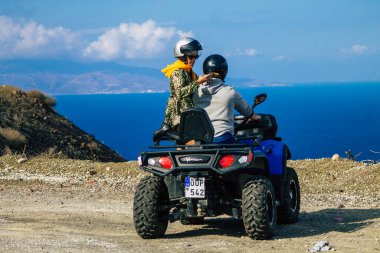 Santorini, Yunanistan - 20 Ekim 2021 Coronavirus salgını sırasında Santorini adasında maske takmak zorunlu değil