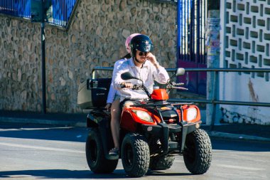 Santorini, Yunanistan - 20 Ekim 2021 Coronavirus salgını sırasında Santorini adasında maske takmak zorunlu değil