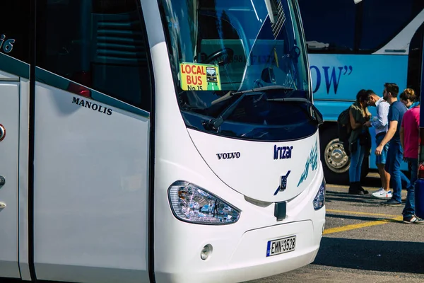 Santorini, Fira, Yunanistan - 20 Ekim 2021 Otobüs durağındaki tüm otobüsler kalkıyor ve rotalarını tamamlıyorlar, adanın kuzey ve güney uçlarında havaalanı da dahil olmak üzere sadece 6 varış noktası var.