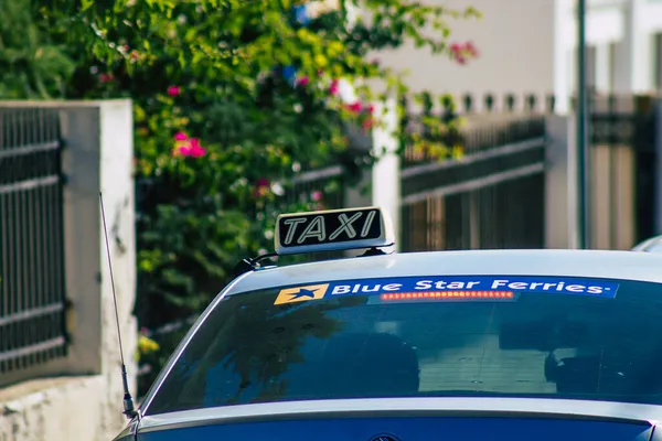 Санторіні Фіра Греція Жовтня 2021 Таксі Їдуть Вулицями Фіри Під — стокове фото