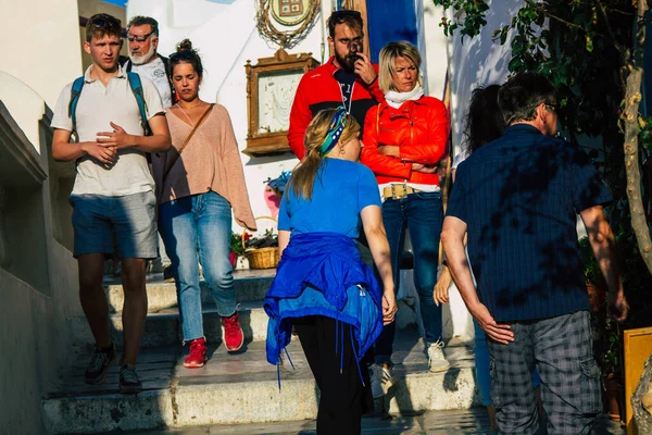 2021年10月18日 希腊奥亚州圣托里尼市 在希腊爆发禽流感疫情期间 成群的游客来到著名的栖息的奥亚镇 在街上戴口罩并不是强制性的 — 图库照片