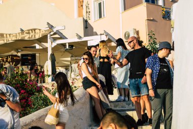 Santorini, Oia, Yunanistan - 18 Ekim 2021 Coronavirus salgını sırasında Yunanistan 'ı vuran ve sokakta maske takan ünlü tünemiş Oia kasabasını ziyaret eden turist topluluğu zorunlu değil