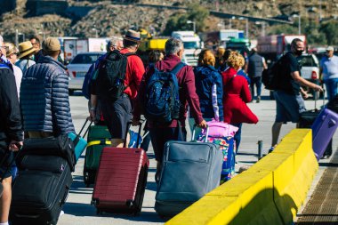 Santorini, Yunanistan - 20 Ekim 2021 Santorini adasına gelen turist kalabalığı, Sejetler 'in yüksek süratli tekneleri bu geçişi Pire limanından 5 saat mesafede yapan feribotlardır.