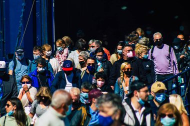 Santorini, Yunanistan - 20 Ekim 2021 Santorini adasına gelen turist kalabalığı, Sejetler 'in yüksek süratli tekneleri bu geçişi Pire limanından 5 saat mesafede yapan feribotlardır.