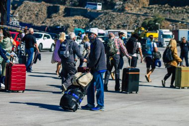 Santorini, Yunanistan - 20 Ekim 2021 Santorini adasına gelen turist kalabalığı, Sejetler 'in yüksek süratli tekneleri bu geçişi Pire limanından 5 saat mesafede yapan feribotlardır.