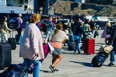 Santorini, Yunanistan - 20 Ekim 2021 Santorini adasına gelen turist kalabalığı, Sejetler 'in yüksek süratli tekneleri bu geçişi Pire limanından 5 saat mesafede yapan feribotlardır.