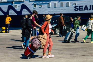 Santorini, Yunanistan - 20 Ekim 2021 Santorini adasına gelen turist kalabalığı, Sejetler 'in yüksek süratli tekneleri bu geçişi Pire limanından 5 saat mesafede yapan feribotlardır.