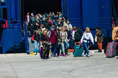 Santorini, Yunanistan - 20 Ekim 2021 Santorini adasına gelen turist kalabalığı, Sejetler 'in yüksek süratli tekneleri bu geçişi Pire limanından 5 saat mesafede yapan feribotlardır.