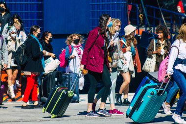 Santorini, Yunanistan - 20 Ekim 2021 Santorini adasına gelen turist kalabalığı, Sejetler 'in yüksek süratli tekneleri bu geçişi Pire limanından 5 saat mesafede yapan feribotlardır.