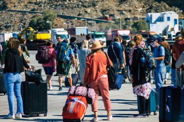 Santorini, Yunanistan - 20 Ekim 2021 Santorini adasına gelen turist kalabalığı, Sejetler 'in yüksek süratli tekneleri bu geçişi Pire limanından 5 saat mesafede yapan feribotlardır.