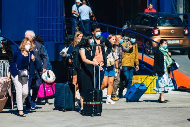 Santorini, Yunanistan - 20 Ekim 2021 Santorini adasına gelen turist kalabalığı, Sejetler 'in yüksek süratli tekneleri bu geçişi Pire limanından 5 saat mesafede yapan feribotlardır.