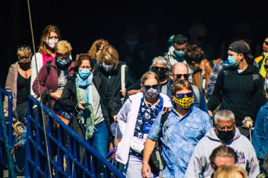 Santorini, Yunanistan - 20 Ekim 2021 Santorini adasına gelen turist kalabalığı, Sejetler 'in yüksek süratli tekneleri bu geçişi Pire limanından 5 saat mesafede yapan feribotlardır.