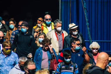 Santorini, Yunanistan - 20 Ekim 2021 Santorini adasına gelen turist kalabalığı, Sejetler 'in yüksek süratli tekneleri bu geçişi Pire limanından 5 saat mesafede yapan feribotlardır.