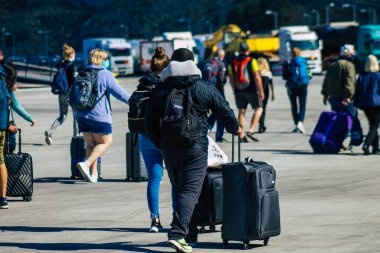 Santorini, Yunanistan - 20 Ekim 2021 Santorini adasına gelen turist kalabalığı, Sejetler 'in yüksek süratli tekneleri bu geçişi Pire limanından 5 saat mesafede yapan feribotlardır.